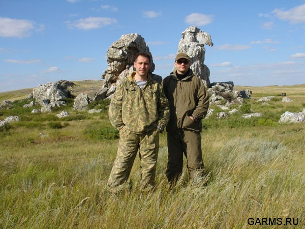 На фоне местных достопримечательностей..