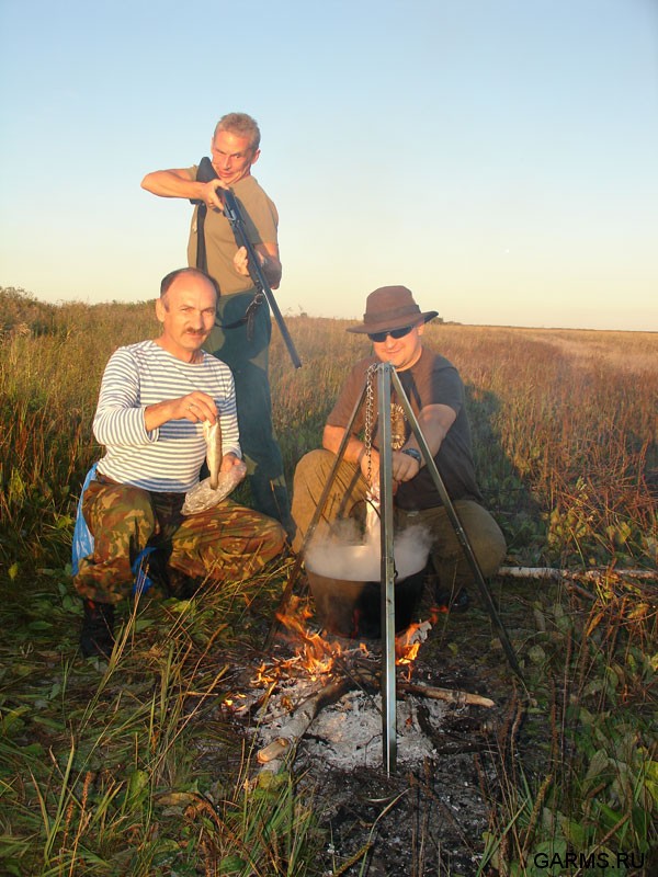 Что бы не выпрыгнула  с котла...