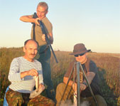 Что бы не выпрыгнула  с котла...