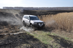 Toyota Land Cruiser во время рыбалки на озере Байкал провалился под лед