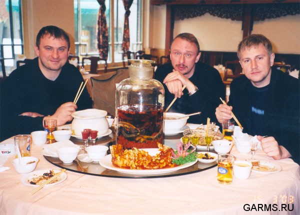 Водка со змеей, суп из черепахи. Обедаем!